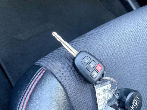 Used 2016 Toyota Camry SE image 14