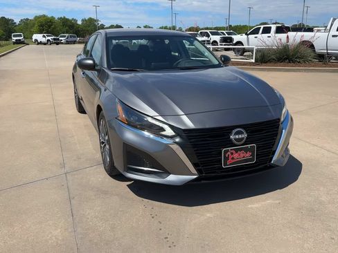 Used 2025 Nissan Altima 2.5 SV FWD image 2