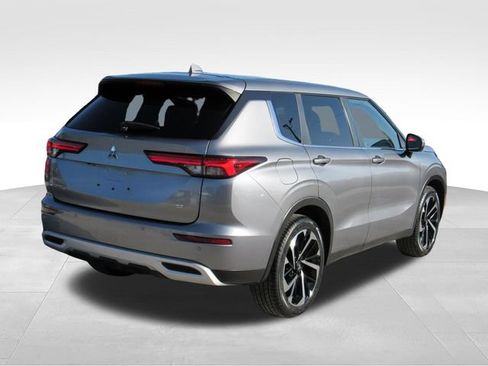 Used 2023 Mitsubishi Outlander SE FWD image 4