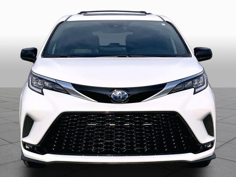 Used 2023 Toyota Sienna XSE w/ XSE Plus Package FWD image 4