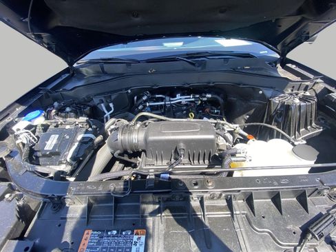 Used 2024 Ford Explorer XLT AWD/4WD image 9