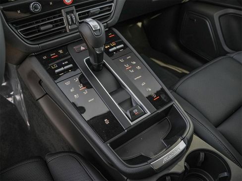 Certified 2025 Porsche Macan image 17