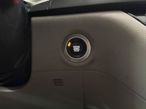 Used 2019 Chrysler Pacifica Touring-L FWD image 18