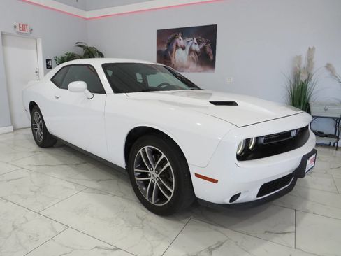 Used 2019 Dodge Challenger SXT image 1