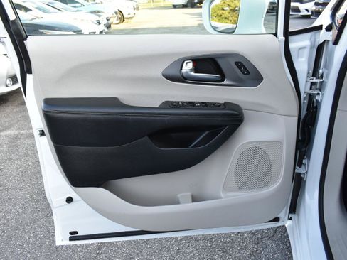Used 2022 Chrysler Pacifica Touring-L FWD image 37