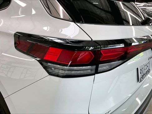 Certified 2025 Volkswagen Tiguan SE FWD image 31