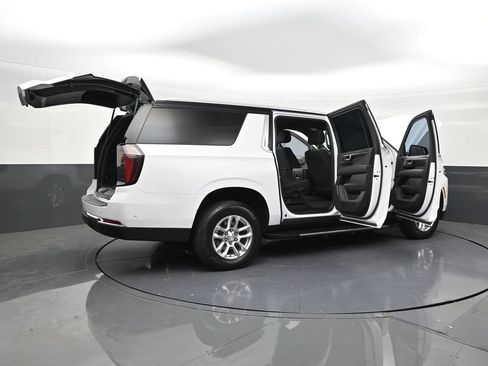 Used 2025 Chevrolet Suburban LS RWD image 27