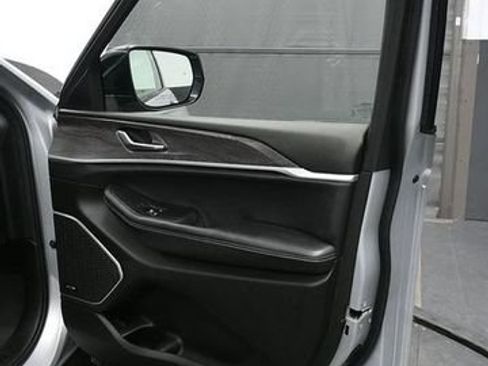 Used 2022 Jeep Grand Cherokee L Limited AWD/4WD image 16