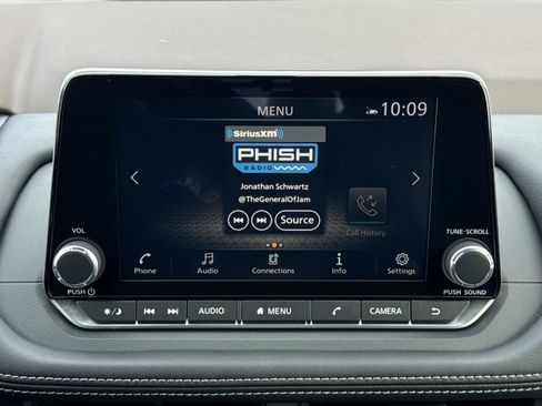 Used 2023 Nissan Rogue SV image 3