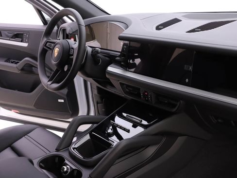 Used 2024 Porsche Cayenne image 24
