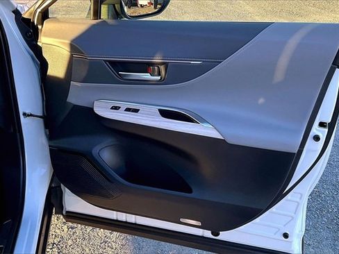 Used 2022 Toyota Venza XLE image 21