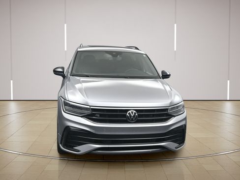 Used 2024 Volkswagen Tiguan SE R-Line FWD image 2