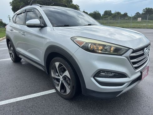 Used 2018 Hyundai Tucson Value FWD image 2
