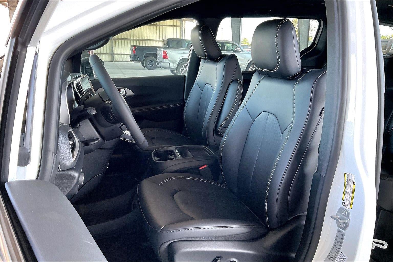 New 2027 Chrysler Pacifica Select FWD image 9