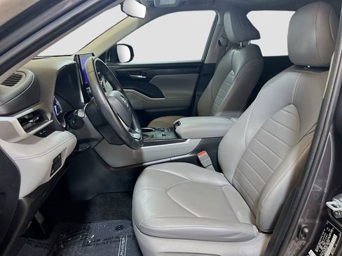 Used 2023 Toyota Highlander XLE FWD image 18