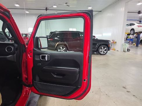 Used 2018 Jeep Wrangler Unlimited Sahara w/ Cold Weather Group AWD/4WD image 31