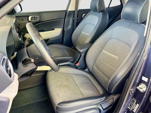 Used 2024 Hyundai Venue Limited FWD image 21