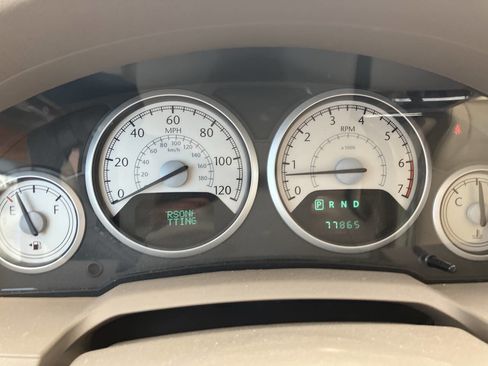 Used 2009 Chrysler Town & Country Limited w/ Entertainment Group #3 FWD image 11