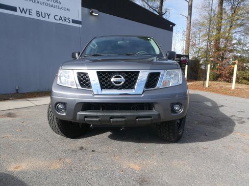 Used 2019 Nissan Frontier SV image 3