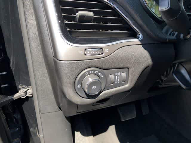 Certified 2021 Jeep Cherokee Latitude Lux 80th Anniv w/ Quick Order Package 2YU 80th FWD image 33