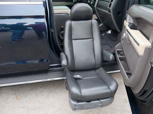 Used 2021 Ford Expedition XLT image 2