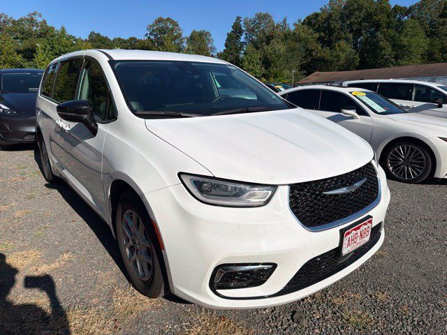 Used 2024 Chrysler Pacifica Touring-L FWD image 3