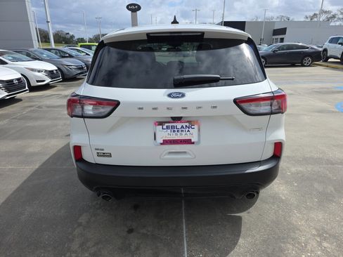 Used 2022 Ford Escape SE w/ SE Sport Appearance Package image 2