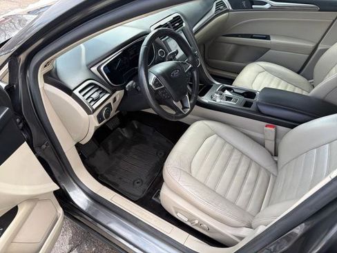 Used 2017 Ford Fusion SE w/ Fusion SE Technology Package image 9