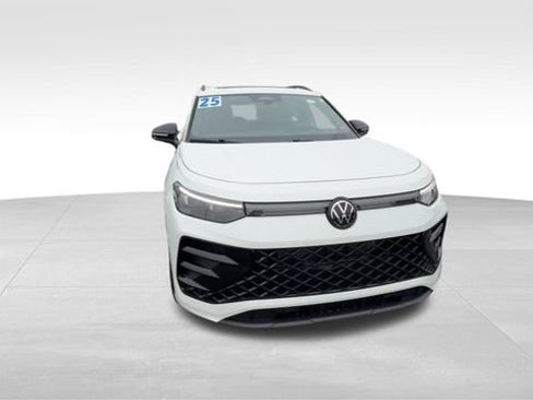 Used 2025 Volkswagen Tiguan SE R-Line AWD/4WD image 9