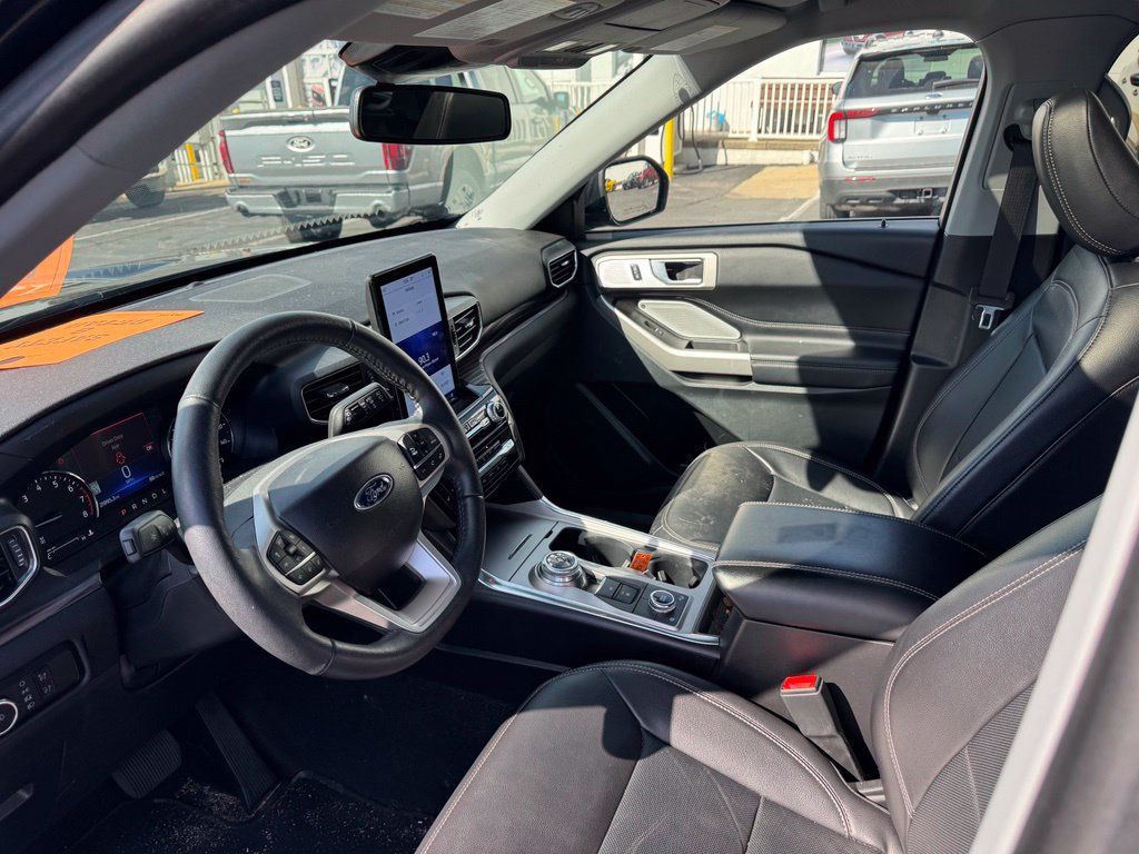 Used 2023 Ford Explorer Limited w/ Limited Technology Package AWD/4WD image 8