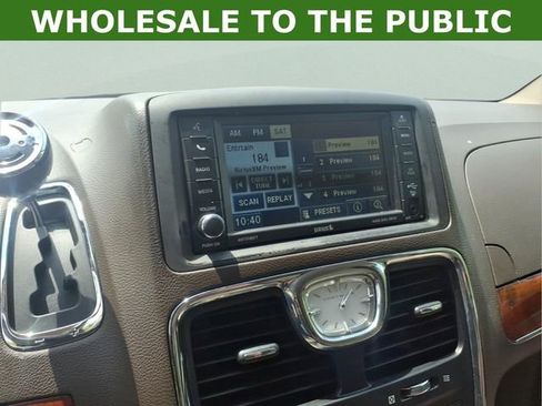 Used 2012 Chrysler Town & Country Touring FWD image 18