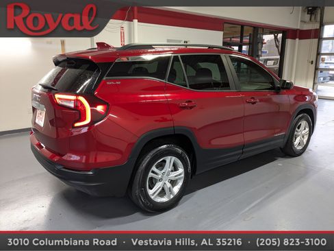 Used 2024 GMC Terrain SLE w/ Driver Convenience Package image 4