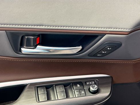 Used 2022 Toyota Venza XLE image 16