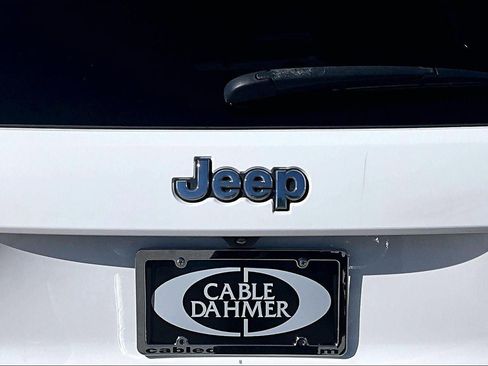 Used 2017 Jeep Grand Cherokee Limited w/ Luxury Group II image 24