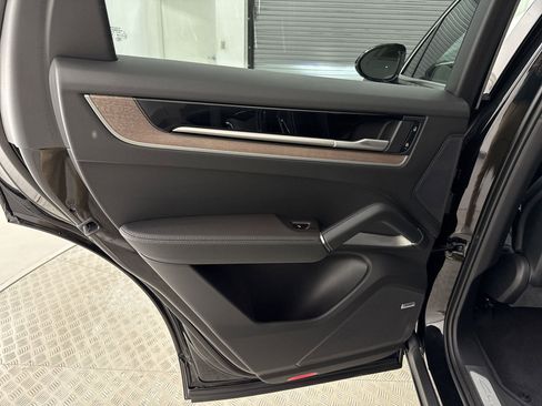 Certified 2025 Porsche Cayenne AWD/4WD image 28