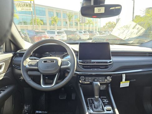 New 2026 Jeep Compass Latitude image 25