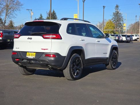 Used 2018 Jeep Cherokee Trailhawk AWD/4WD image 5
