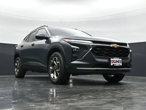 Used 2025 Chevrolet Trax LT w/ LT Convenience Package FWD image 39