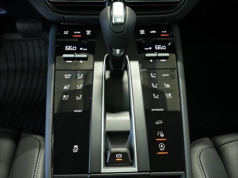 Certified 2025 Porsche Macan AWD/4WD image 23