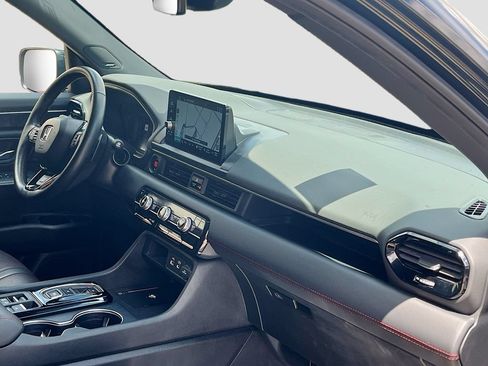 Used 2025 Honda Pilot Black Edition image 32