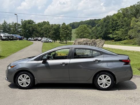 Used 2022 Nissan Versa S FWD image 2