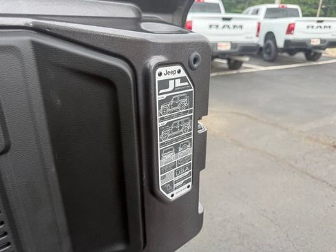 Used 2025 Jeep Wrangler Unlimited Sahara AWD/4WD image 45