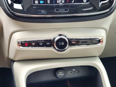 Used 2025 Volvo XC40 B5 Ultra w/ Climate Package image 21