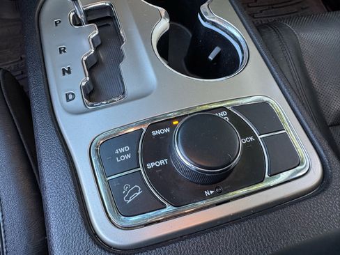 Used 2011 Jeep Grand Cherokee Limited w/ Luxury Group II image 21