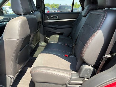 Used 2018 Ford Explorer XLT w/ Equipment Group 202A AWD/4WD image 9