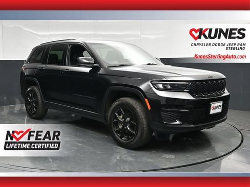 Used 2025 Jeep Grand Cherokee Altitude AWD/4WD image 1