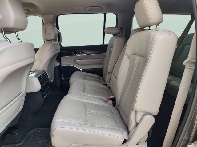 Used 2024 Jeep Wagoneer L Series II w/ Flexible Seating Group RWD image 26