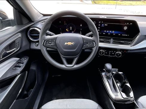 Used 2025 Chevrolet Trax LT FWD image 5