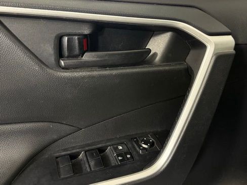 Used 2019 Toyota RAV4 LE image 12