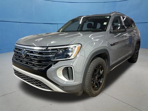 Used 2024 Volkswagen Atlas Peak Edition SE AWD/4WD image 5
